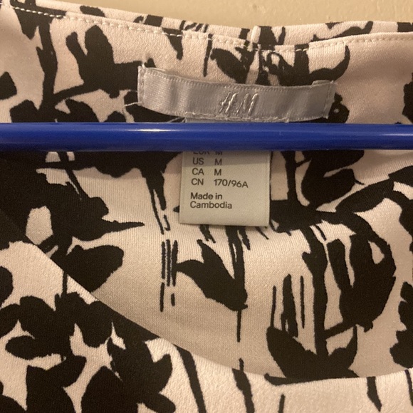 Beautiful H&M Ruched Dress - Picture 2 of 8